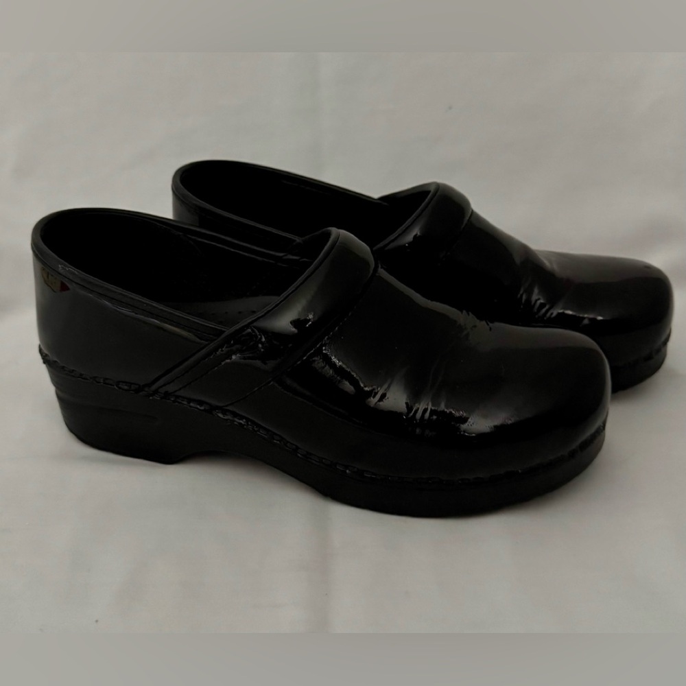Dansko Black Patent Leather Staple Clogs Size 41 EUC - Picture 2 of 8